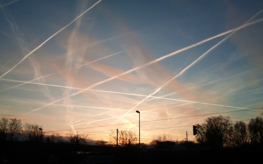 Contrails_near_Frankfurt_(Germany),_2012